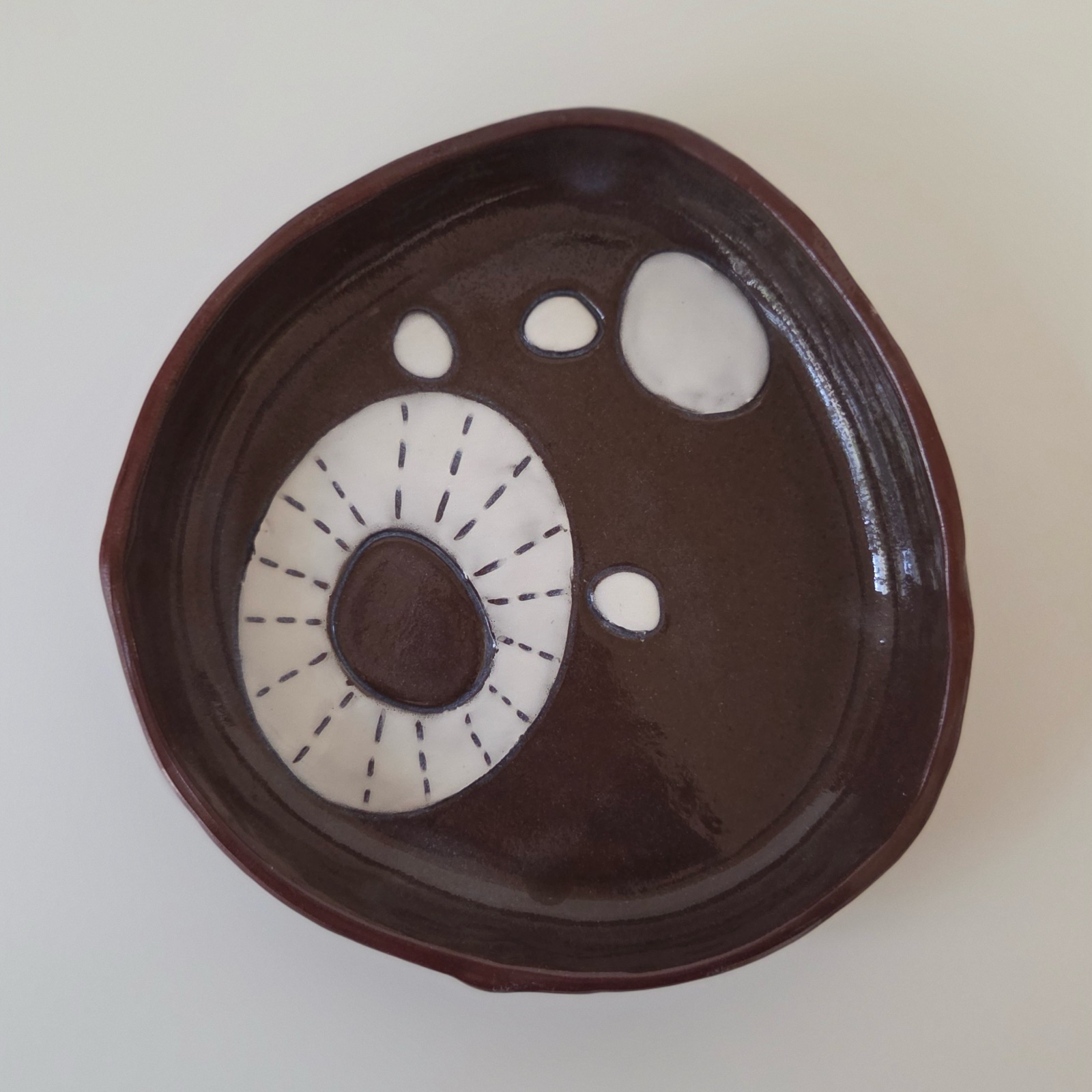 Red and White Sunshine- Small Blate- Blue Rim by Christine Van Ommeren